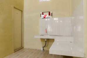 Douche, articles de toilette (gratuits), serviettes fournies