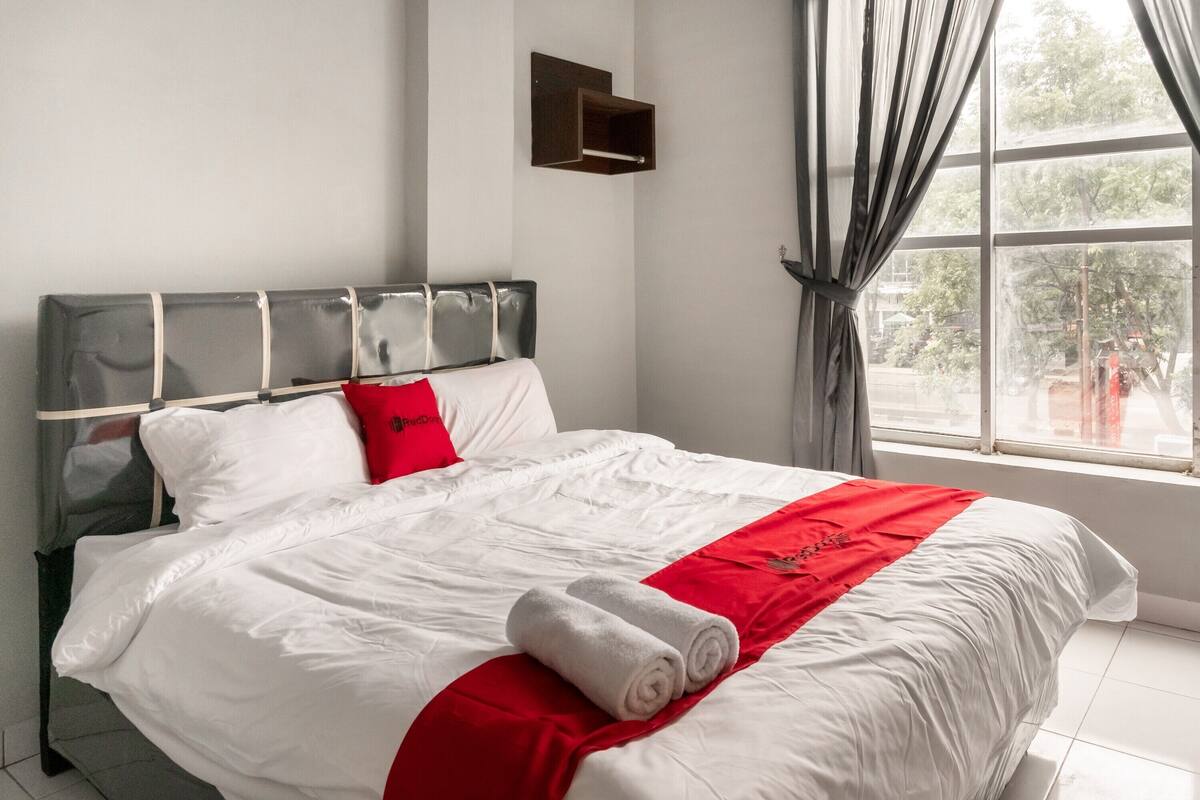 Double Room (Reddoorz) | Bed sheets