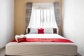 Free WiFi, bed sheets - RedDoorz Syariah near Stadion Teladan Medan (Medan)