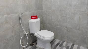 Shower, free toiletries, towels