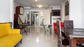 Coin salon dans le hall