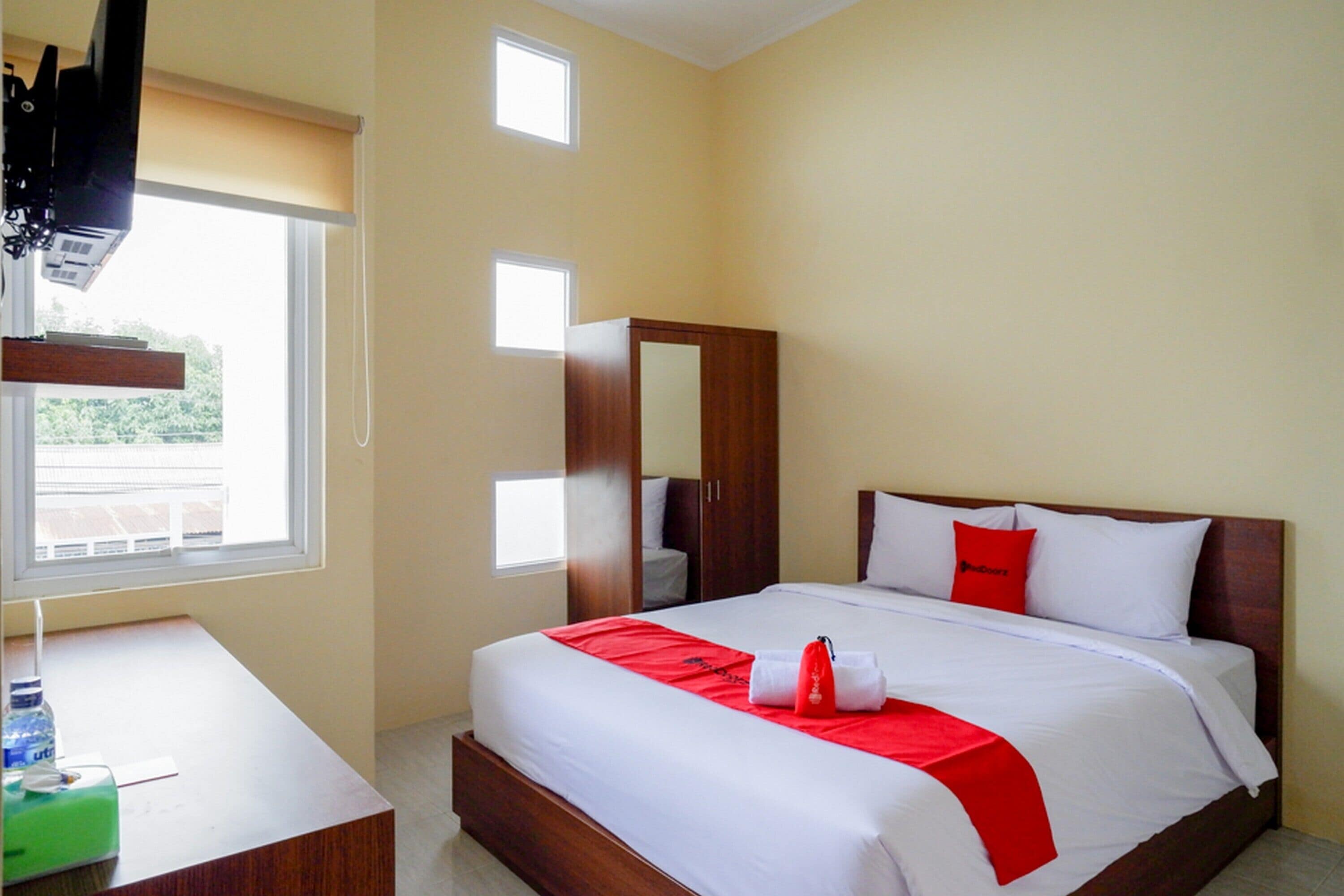 Double Room (Reddoorz) | Bed sheets