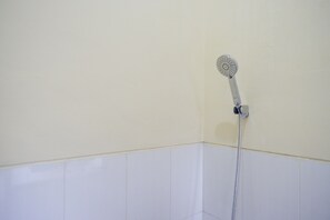 Bathroom - RedDoorz near Graha Saba Buana Solo (Colomadu)