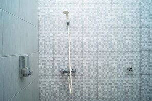 Deluxe Room | Bathroom | Shower, free toiletries, towels - KoolKost Syariah near Transmart Tegal (Tegal)