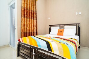Deluxe Room | Bed sheets - KoolKost Syariah near Transmart Tegal (Tegal)