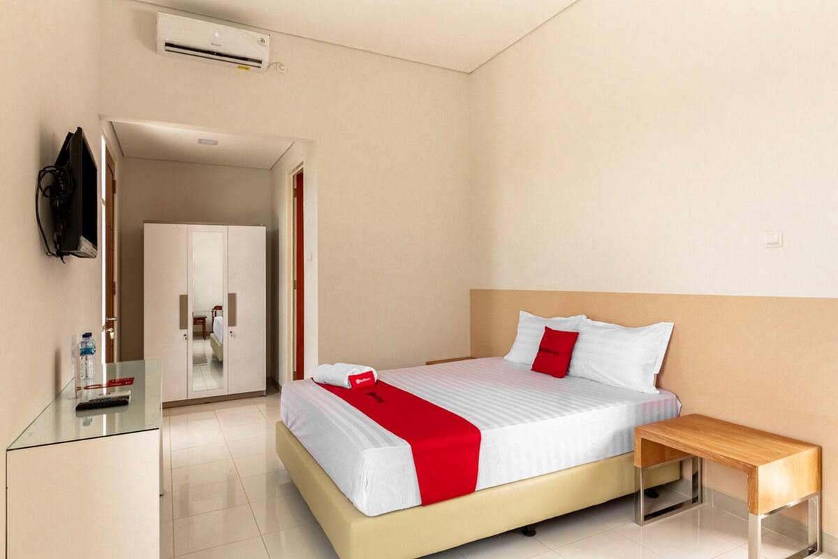 Deluxe Room (Reddoorz) | Bed sheets