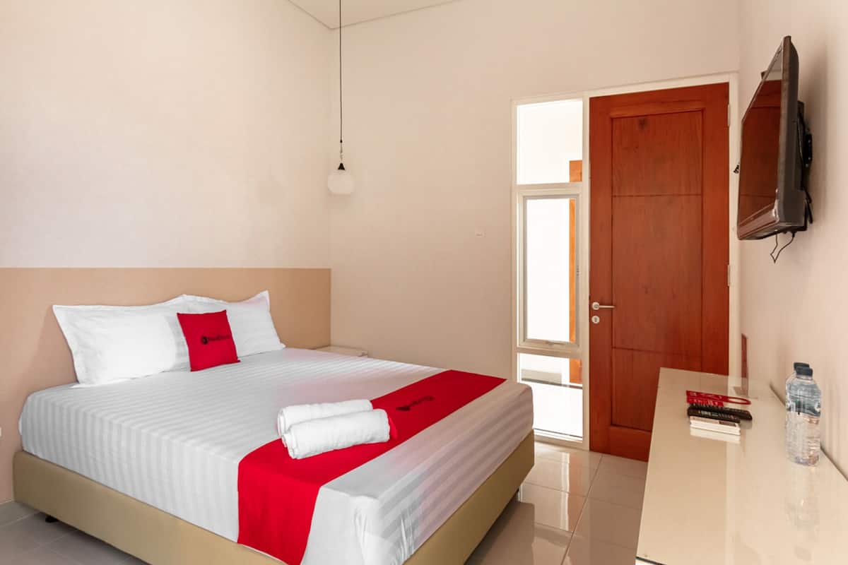 Double Room (Reddoorz) | Bed sheets
