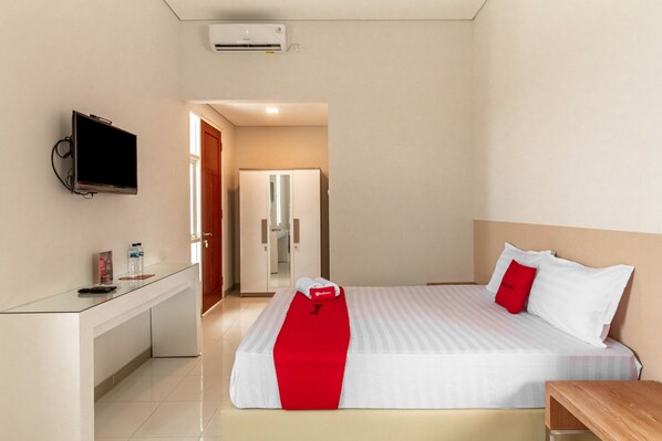Deluxe Room (Reddoorz) | Bed sheets - RedDoorz Syariah @ Kebraon (Surabaya)