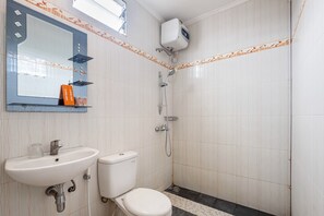 Kamar Standar | Kamar mandi | Shower, perlengkapan mandi gratis, dan handuk