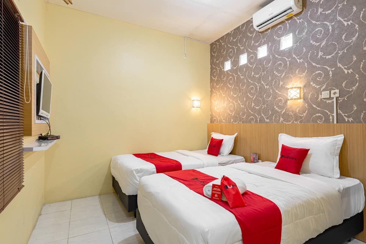 Twin Room (Reddoorz) | Free WiFi, bed sheets