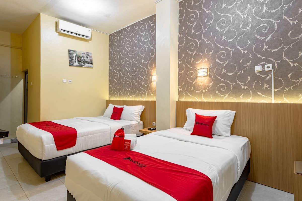 Family Room (Reddoorz) | Free WiFi, bed sheets