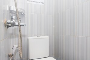 Dobbeltværelse (Reddoorz) | Badeværelse | Bruser, gratis toiletartikler, håndklæder