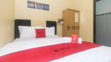 Double Room (Reddoorz) | Bed sheets
