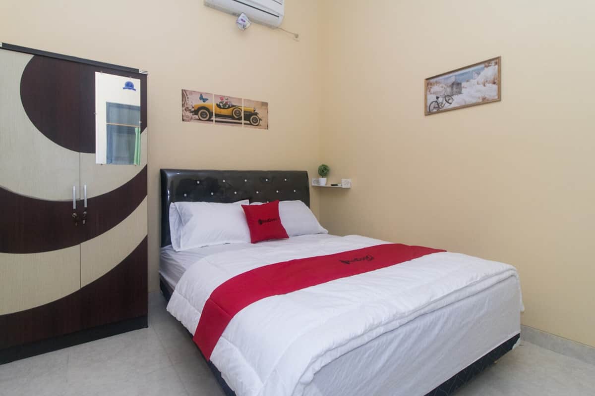 Double Room (Reddoorz) | Bed sheets