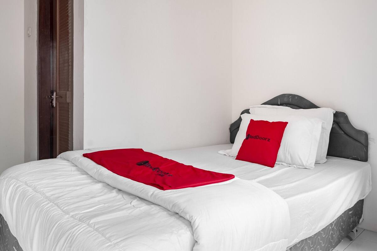 Single Room (Reddoorz) | Bed sheets