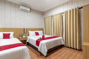 Family Room (Reddoorz) | Free WiFi, bed sheets - RedDoorz Syariah @ Danau Kerinci Sawojajar (Malang)