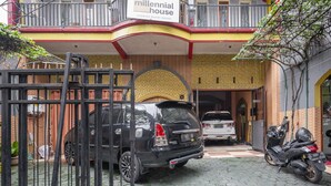 A gated entrance to a property with a sign reading "millennial house". - RedDoorz Syariah @ Danau Kerinci Sawojajar (Malang)