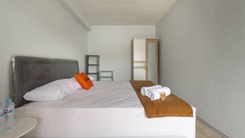 Standard Room, Shared Bathroom | Bed sheets