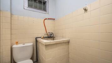 Shower, free toiletries, towels