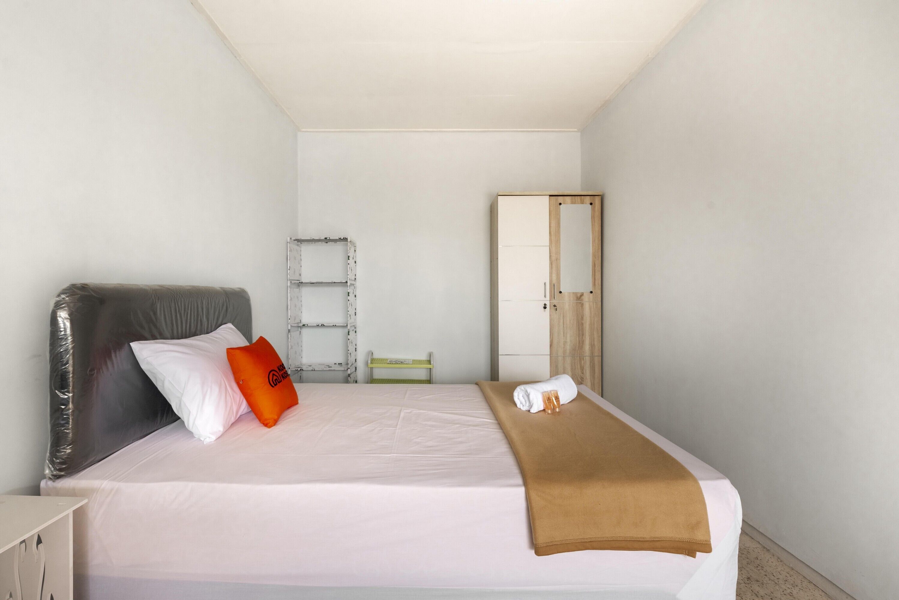 Single Room, Shared Bathroom | Bed sheets