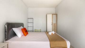 Single Room, Shared Bathroom | Bed sheets
