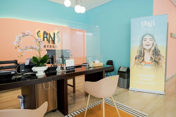 Reception - Sans Hotel Puri Indah Jakarta (Jakarta)