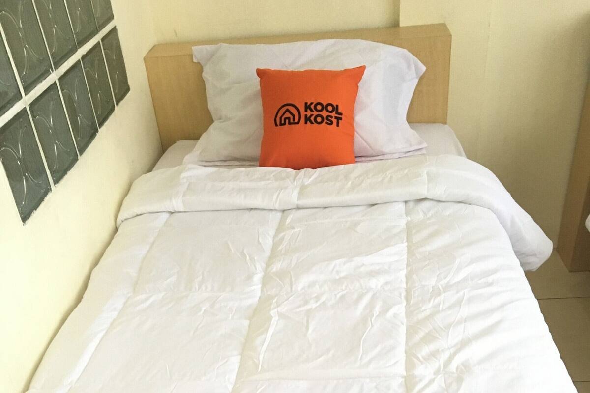 Single Room, Shared Bathroom
