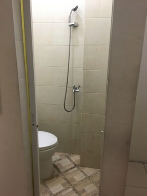 Shower, free toiletries, towels