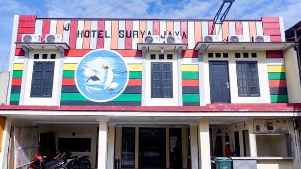 A building with a sign reading "HOTEL SURYA JAVA". - RedDoorz near Sentani Airport Jayapura (Sentani)