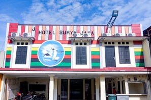 Un bâtiment sur lequel on peut lire l’inscription « HÔTEL SURYA JAVA ».