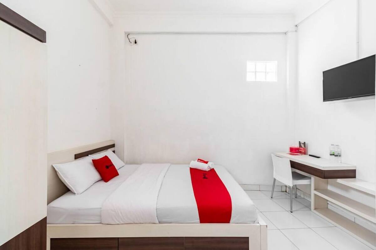 WiFi (free), bed sheets