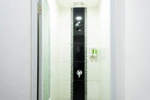 Shared Dormitory, Mixed Dorm (Reddoorz) | Bathroom - RedDoorz Hostel near Taman Puring (Jakarta)