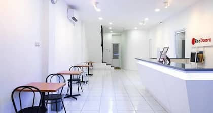 RedDoorz Hostel near Taman Puring