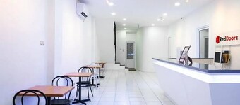 RedDoorz Hostel near Taman Puring