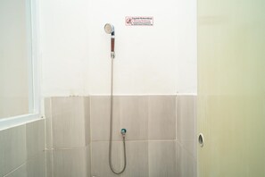 Een douche, gratis toiletartikelen, handdoeken