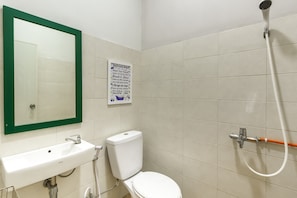 Shower, free toiletries, towels