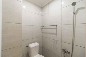 Shower, free toiletries, towels