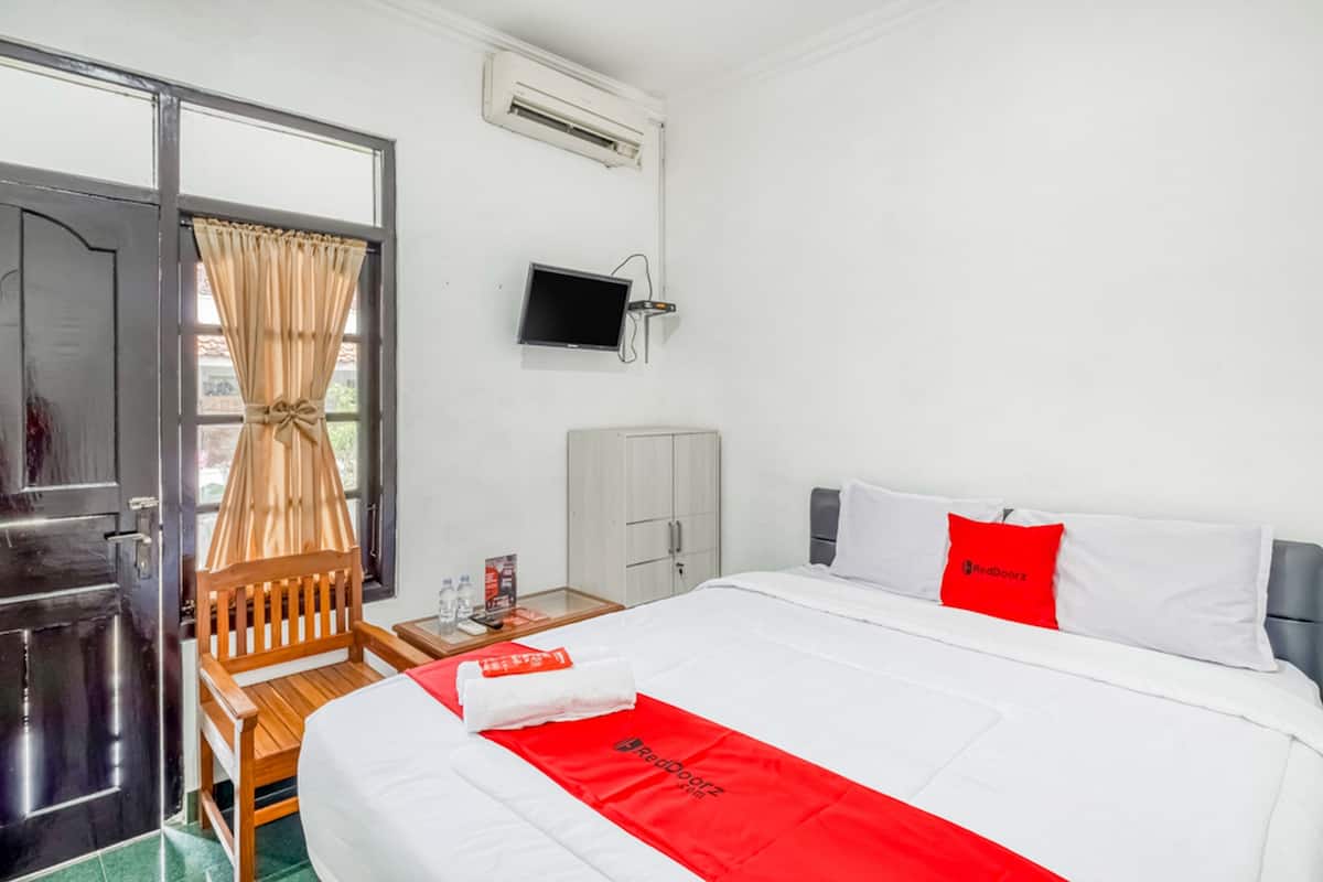 Double Room (Reddoorz) | Bed sheets