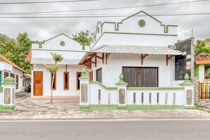 Front of property - RedDoorz near Wisata Pantai Parangtritis (Parangtritis)
