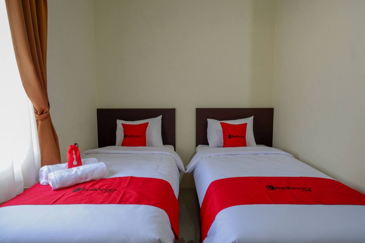 Twin Room (Reddoorz) | Bed sheets