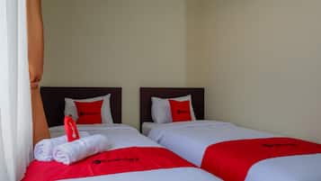 Twin Room (Reddoorz) | Bed sheets
