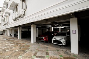 Parking - RedDoorz near Palembang Trade Center 3 (Palembang)