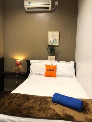 Standard Double Room, Shared Bathroom - KoolKost Syariah near Tunjungan Plaza 2 (Surabaya)