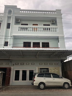 Front of property - RedDoorz near CitraLand Gama City Medan (Medan)