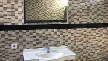 Habitación doble | Baño | Regadera, amenidades de baño gratuitas, toallas