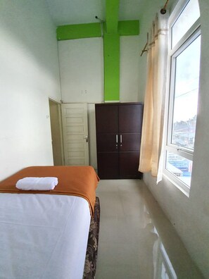 Chambre Simple, salle de bains commune