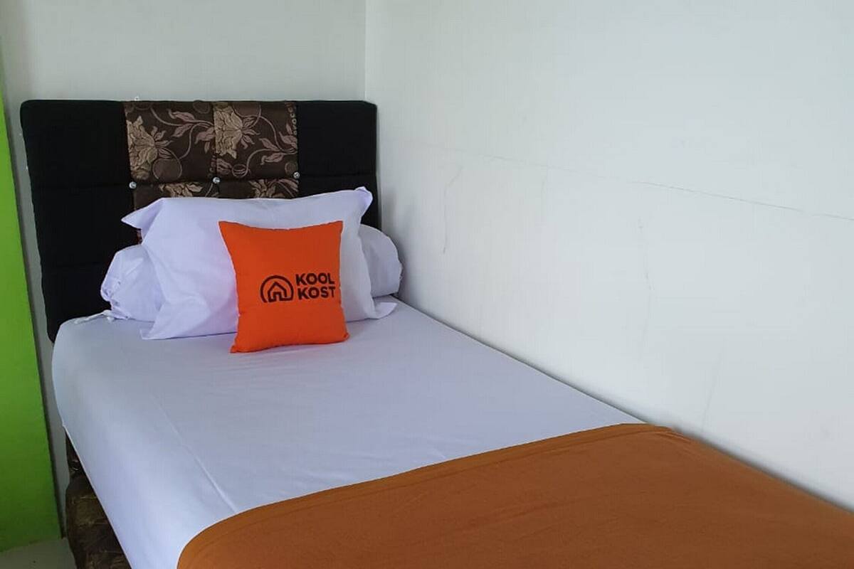 Single Room, Shared Bathroom