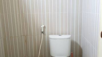Kamar Single, kamar mandi umum | Kamar mandi | Shower, perlengkapan mandi gratis,  dan handuk