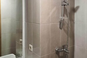 Bathroom - RedDoorz Apartment @ Padina Soho and Residence (Tangerang)