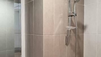 Kamar Double (Reddoorz) | Kamar mandi | Shower, perlengkapan mandi gratis, dan handuk